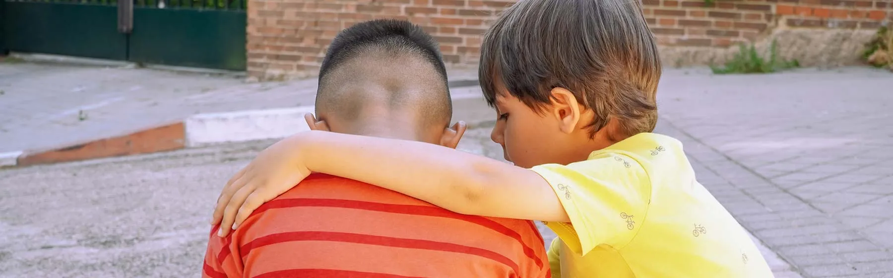 Deux enfants qui font des messes basses