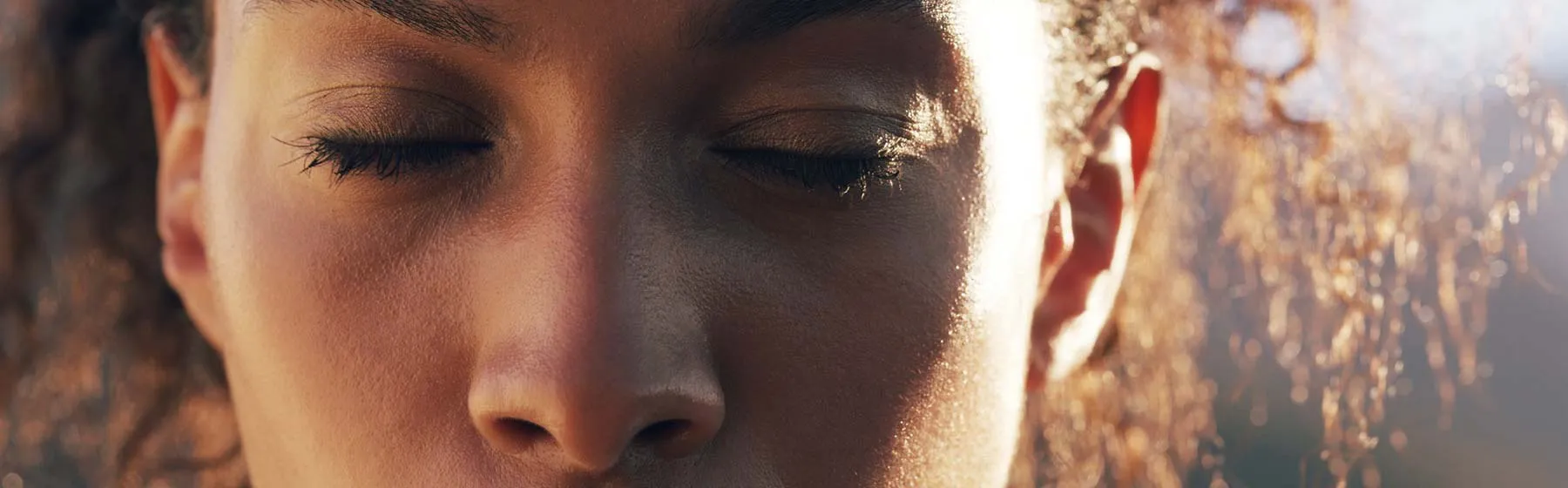 Femme qui ferme les yeux