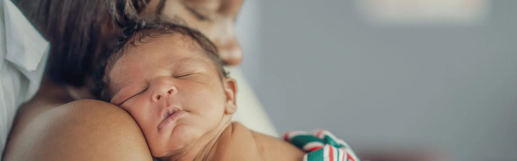 Bébé dans les bras de sa mère