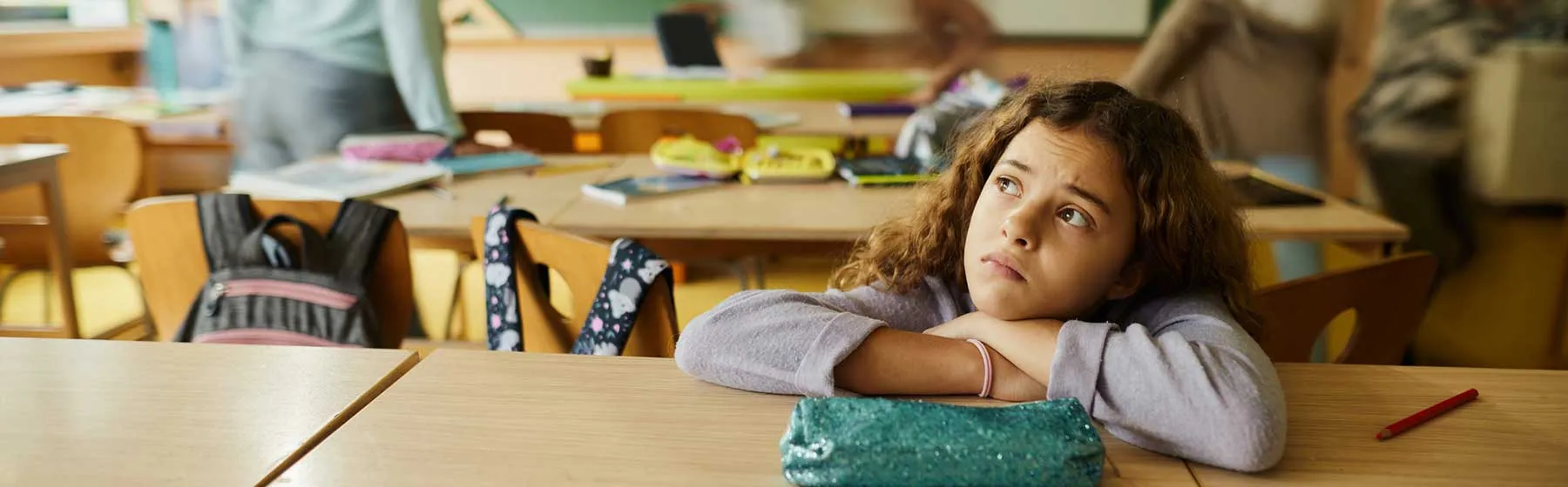 Petite fille pensive