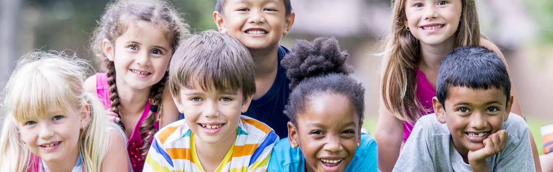 Sept enfants souriants