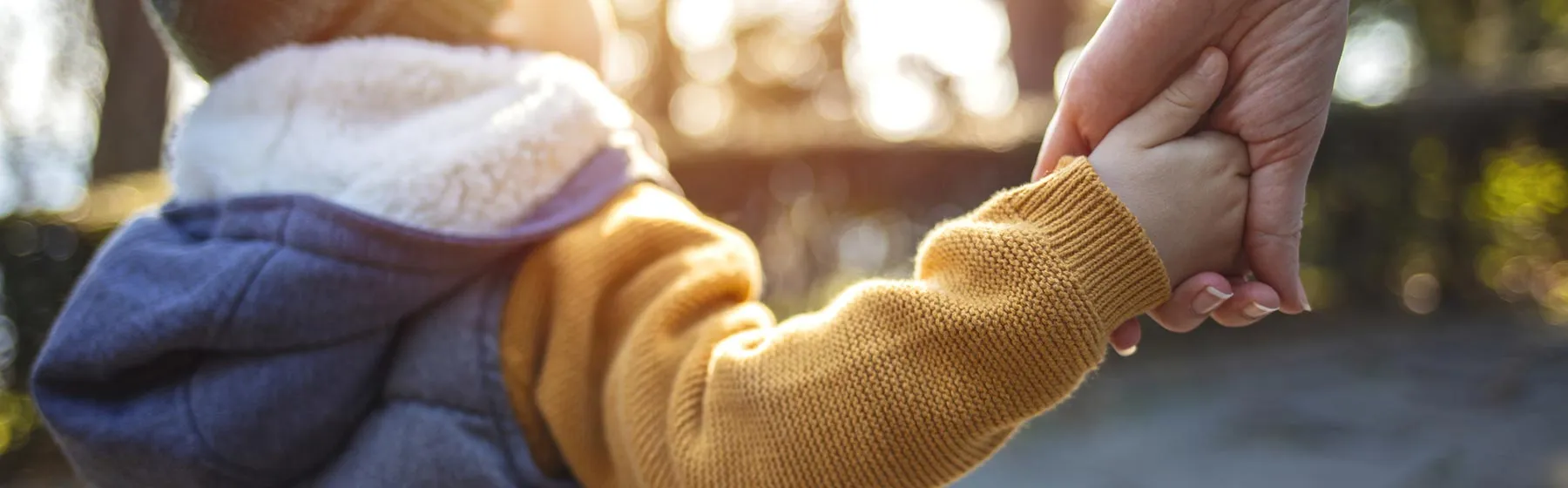 Enfant qui tient une main
