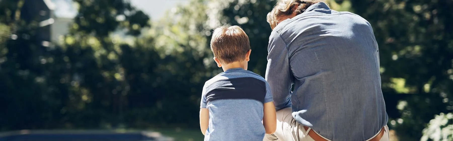 Enfant et parent de dos