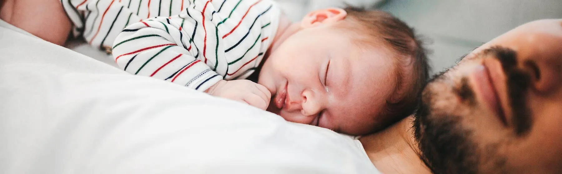 Bébé dans les bras de son père