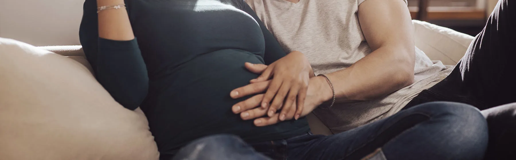 Femme enceinte allongé