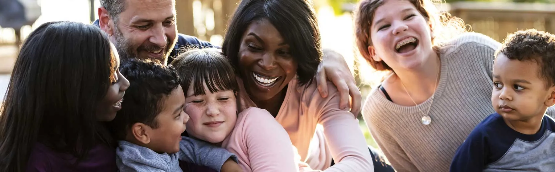 Parents et enfants souriants