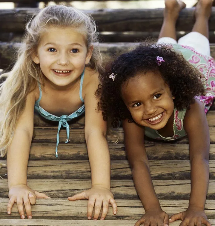 Petites filles qui jouent