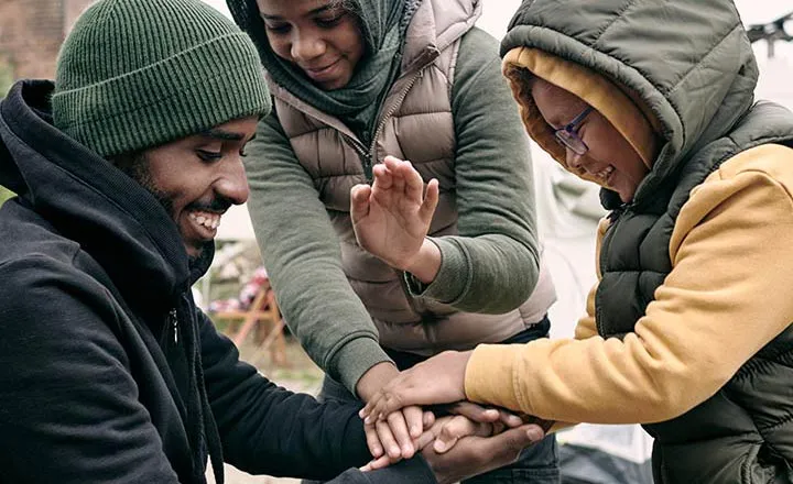 Enfants tapant dans les mains d'un adulte