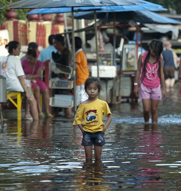 Enfant dans une innondation à Bangkok