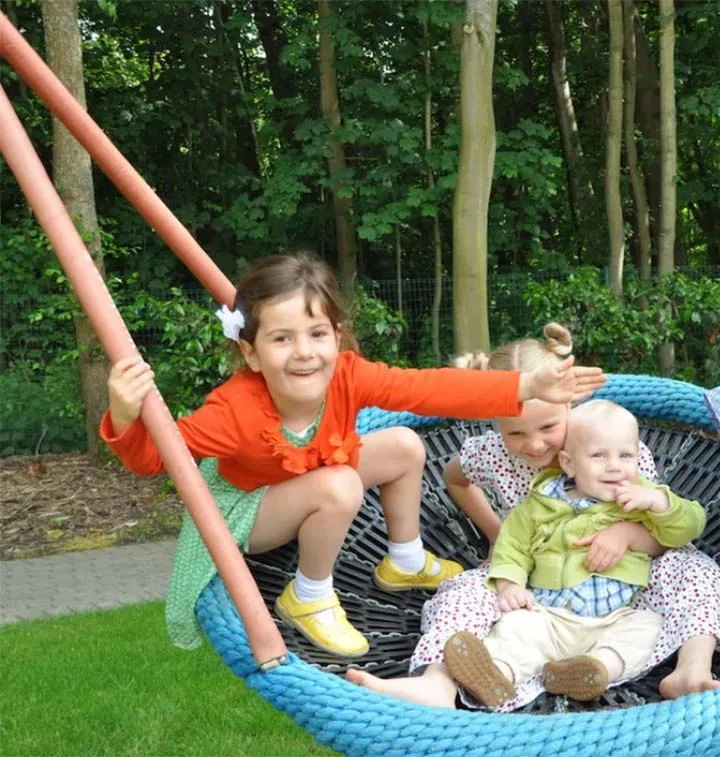 Enfants jouant sur une balançoire ronde