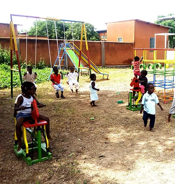 Enfants jouant dans la cour d'une école au Burkina Faso