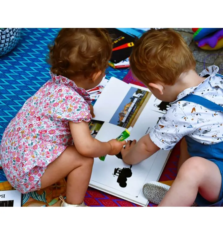 2 bébés qui jouent ensemble