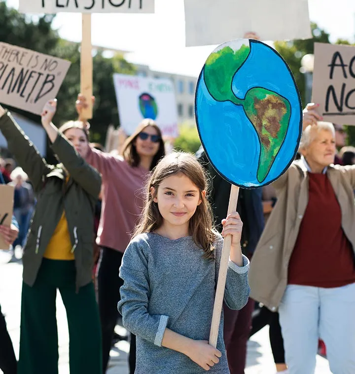 Petite fille avec une pancarte Planète terre