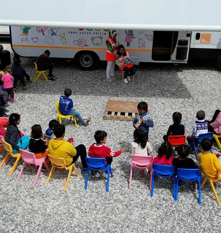 Bus mobile de la fondation Acev en Turquie avec des enfants devant