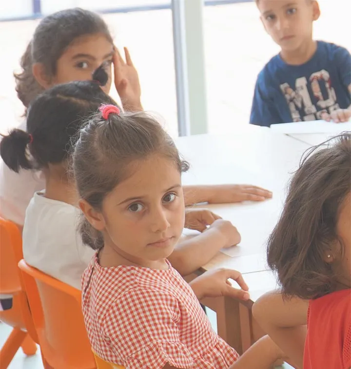 Enfants réunis autour d'un bureau