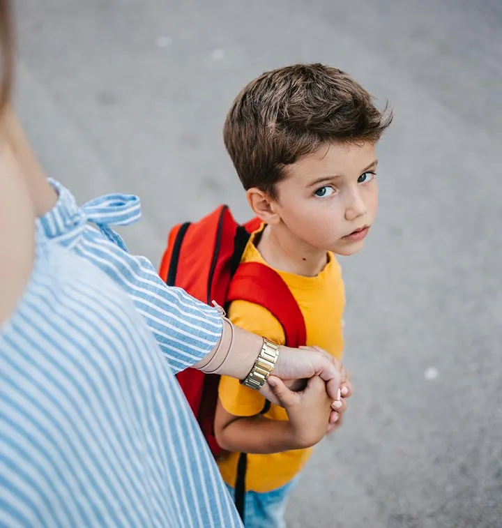 Enfant qui tient une main