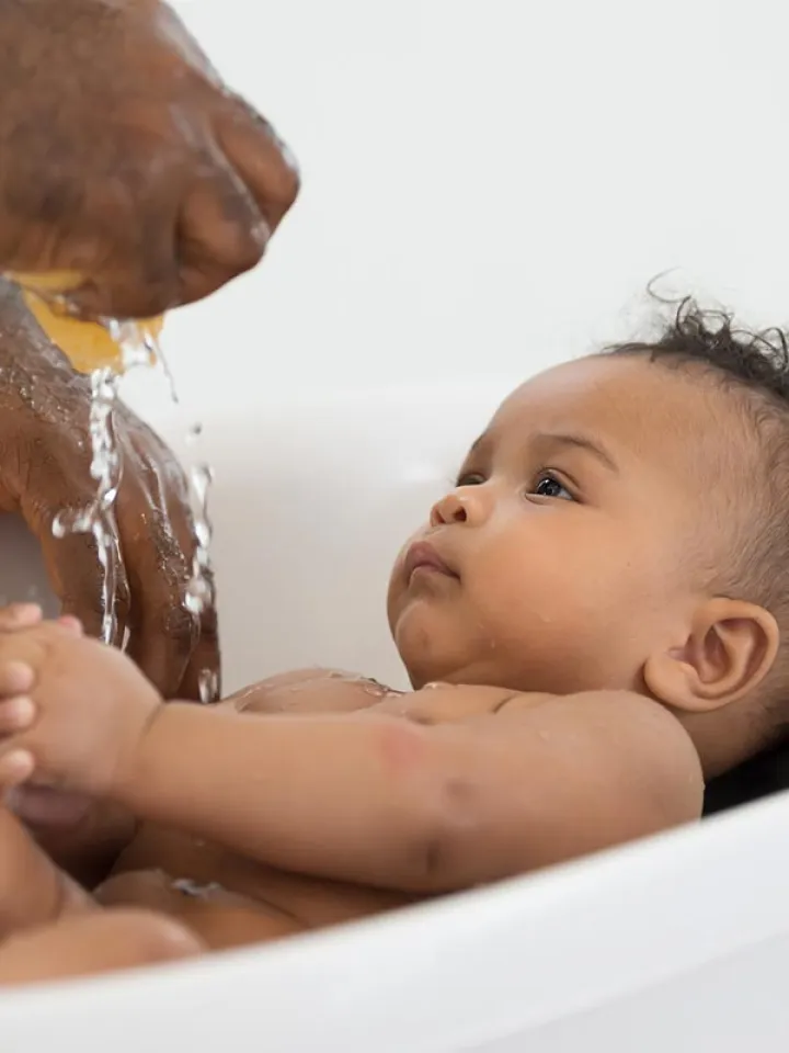 Bébé dans son bain
