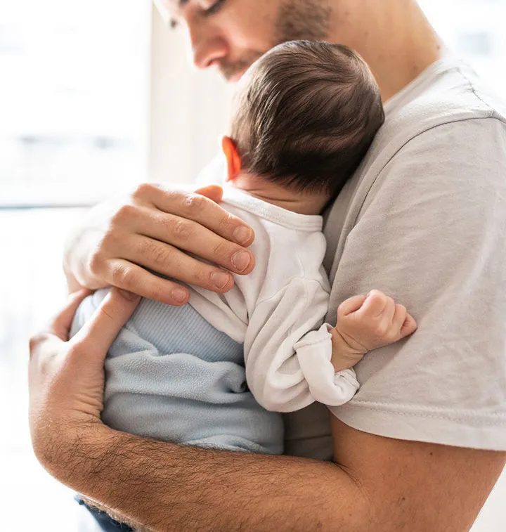 Homme avec son bébé dans les bras