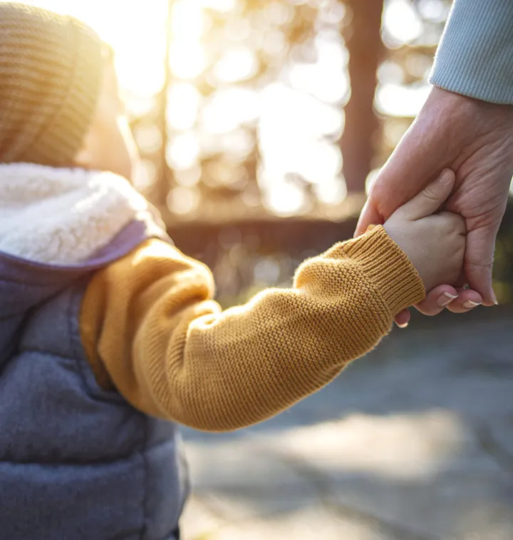Enfant qui tient une main
