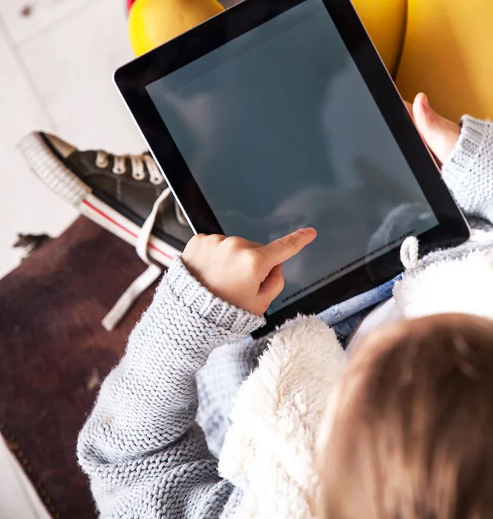 Enfant avec une tablette dans les mains