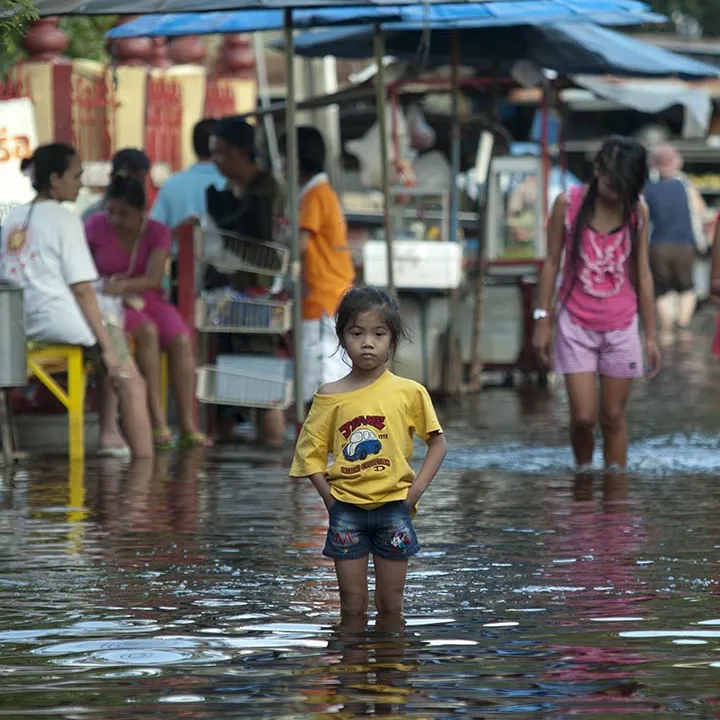 Enfant dans une innondation à Bangkok