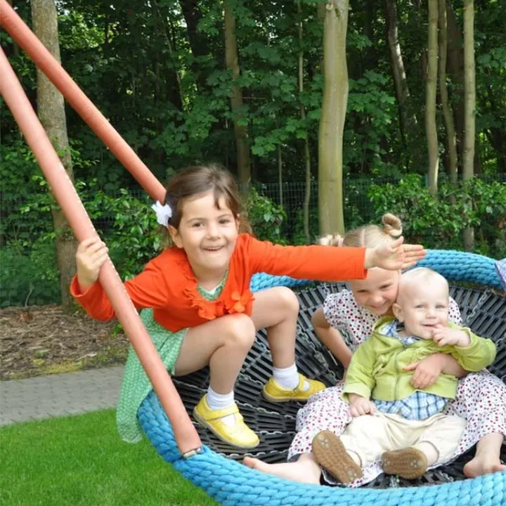 Enfants jouant sur une balançoire ronde