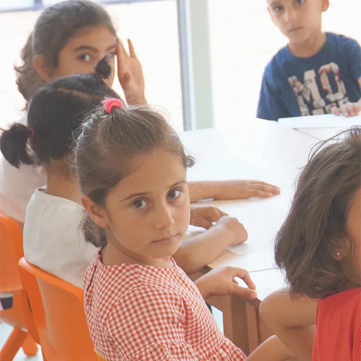 Enfants réunis autour d'un bureau