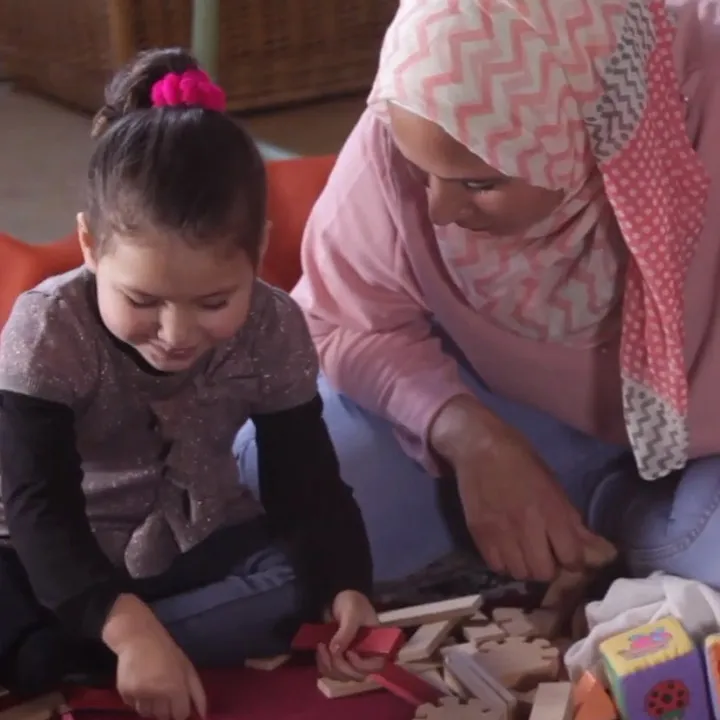 Maman qui joue avec sa fille