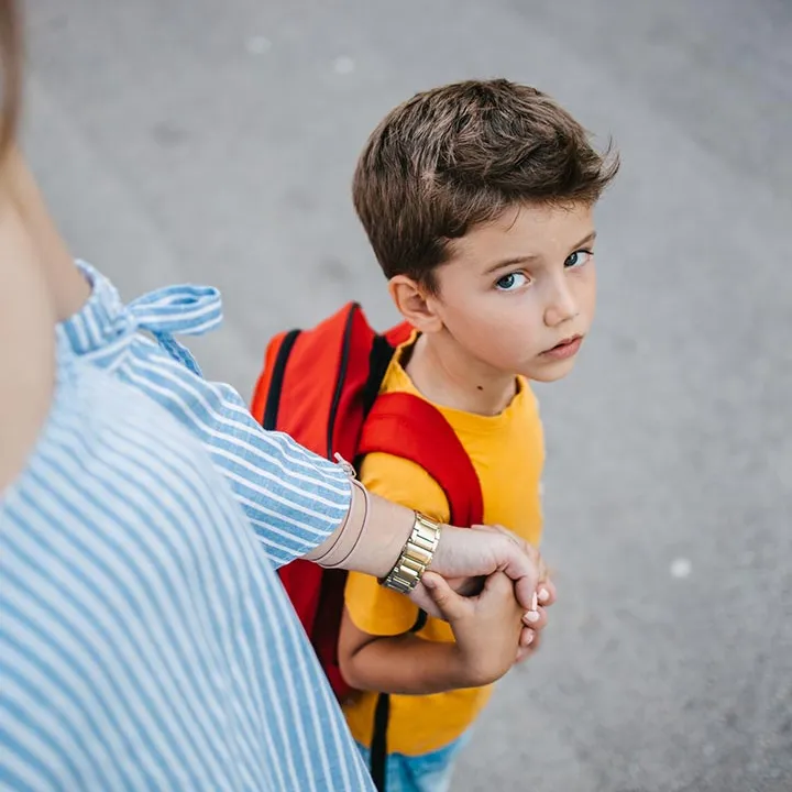 Enfant qui tient une main