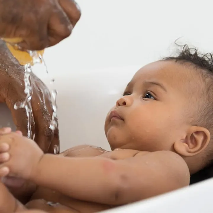 Bébé dans son bain