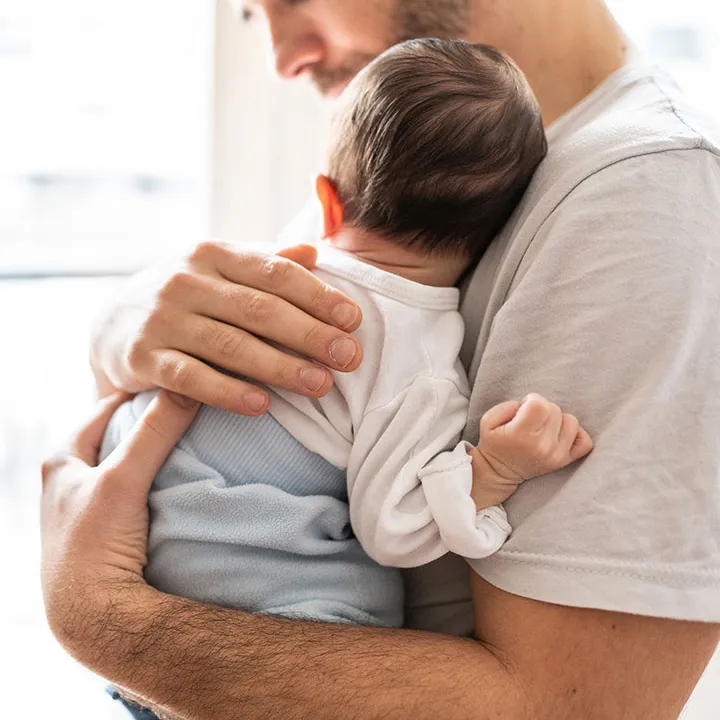 Homme avec son bébé dans les bras
