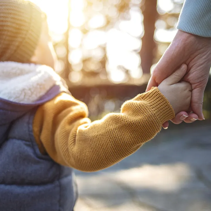 Enfant qui tient une main