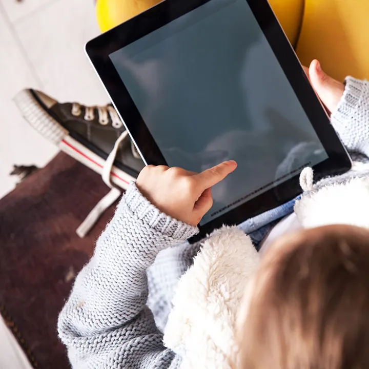 Enfant avec une tablette dans les mains