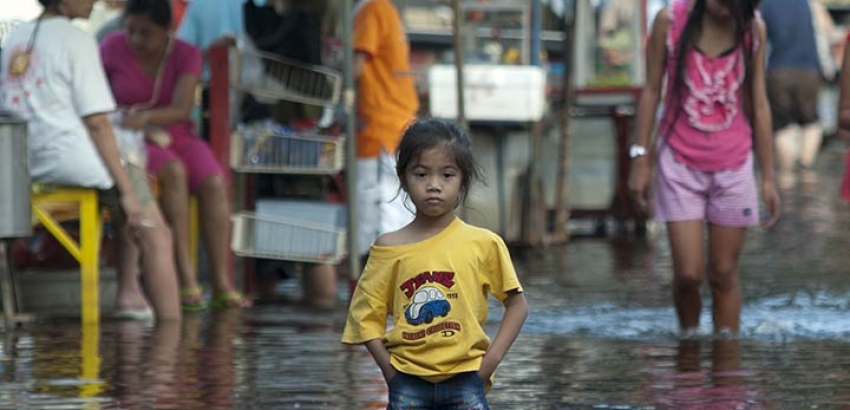 Enfant dans une innondation à Bangkok