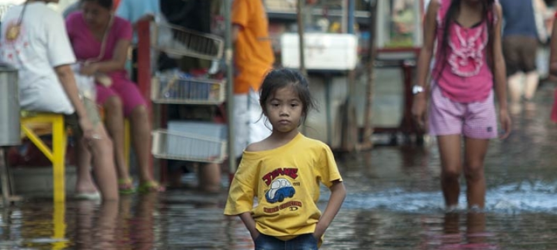 Enfant dans une innondation à Bangkok