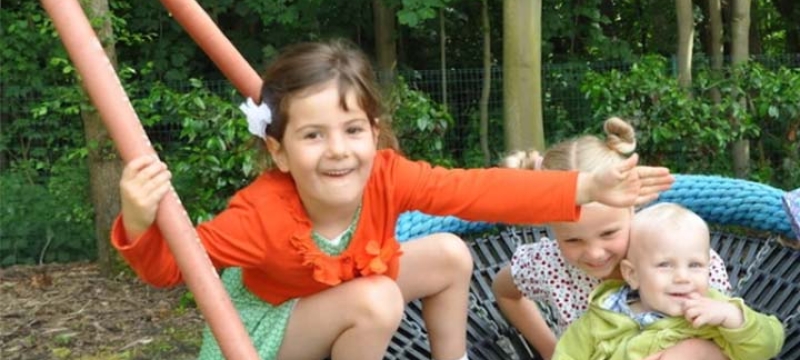 Enfants jouant sur une balançoire ronde
