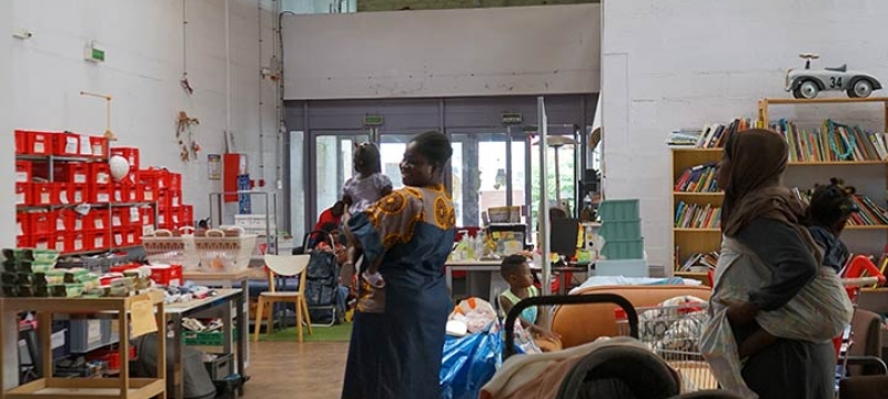 Maman avec son bébé dans les locaux de MaMaMa