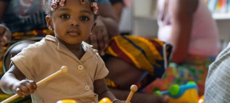Petite fille en train de jouer avec un xylophone