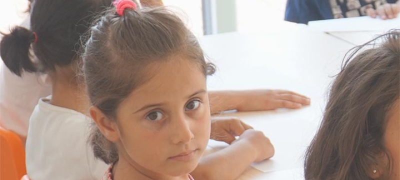Enfants réunis autour d'un bureau