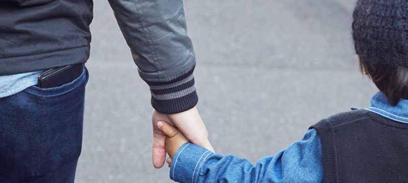 Enfant tenant la main d'un adulte