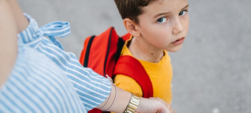 Enfant qui tient une main