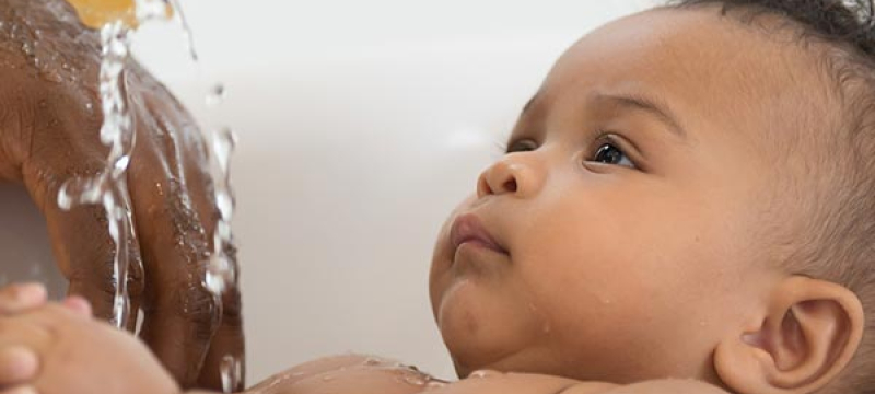Bébé dans son bain