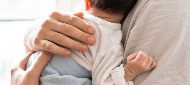 Homme avec son bébé dans les bras