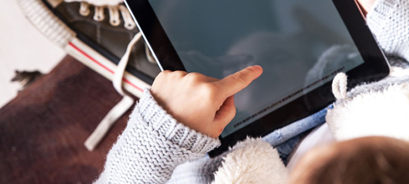 Enfant avec une tablette dans les mains